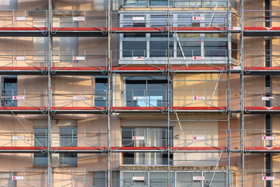 Échafaudage installé pour un ravalement de façade