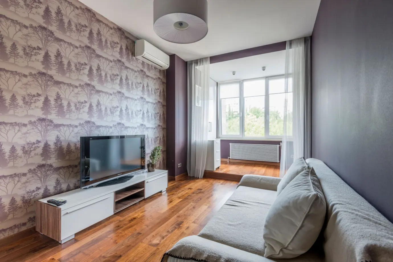 Séjour contemporain avec mur décoré