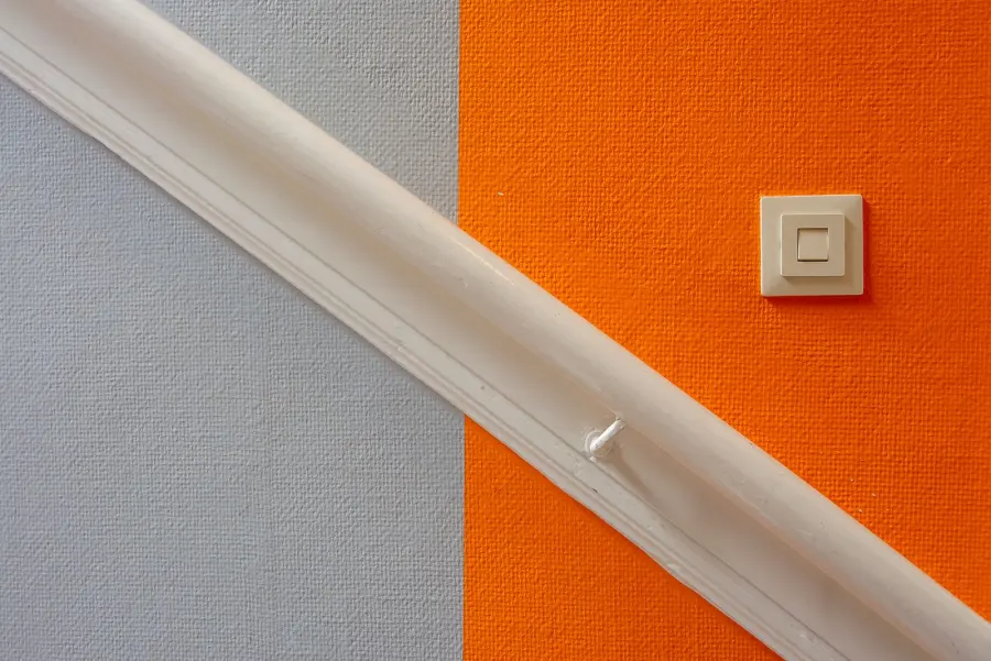 Mur intérieur traité en aplats de couleur contrastés
