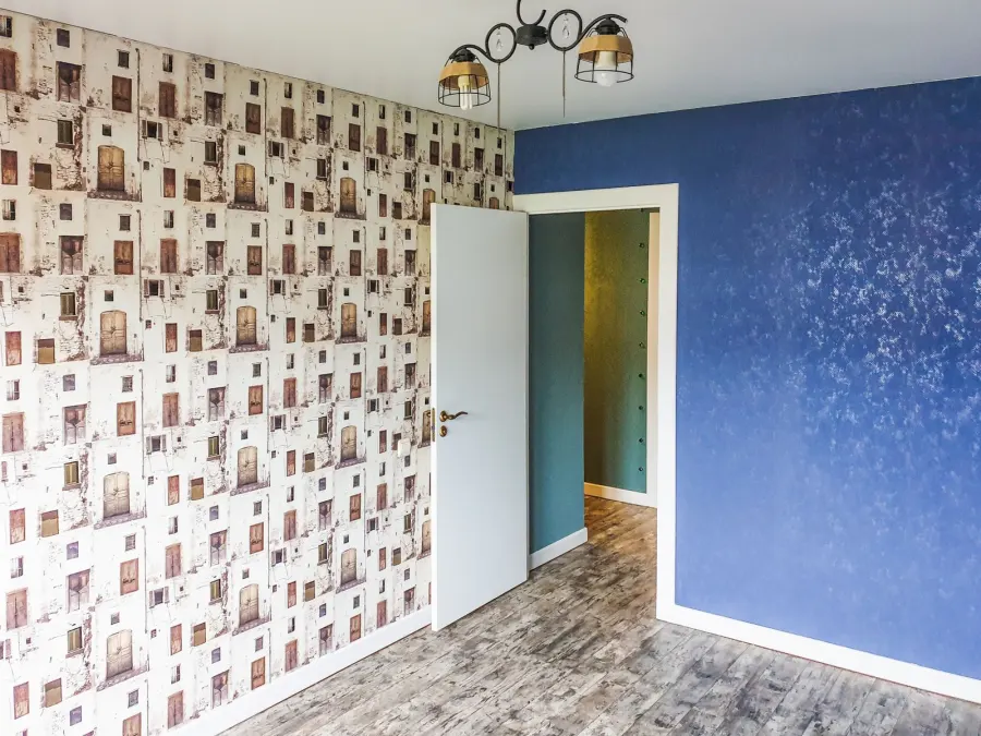 Mur habillé d’un papier peint à motif