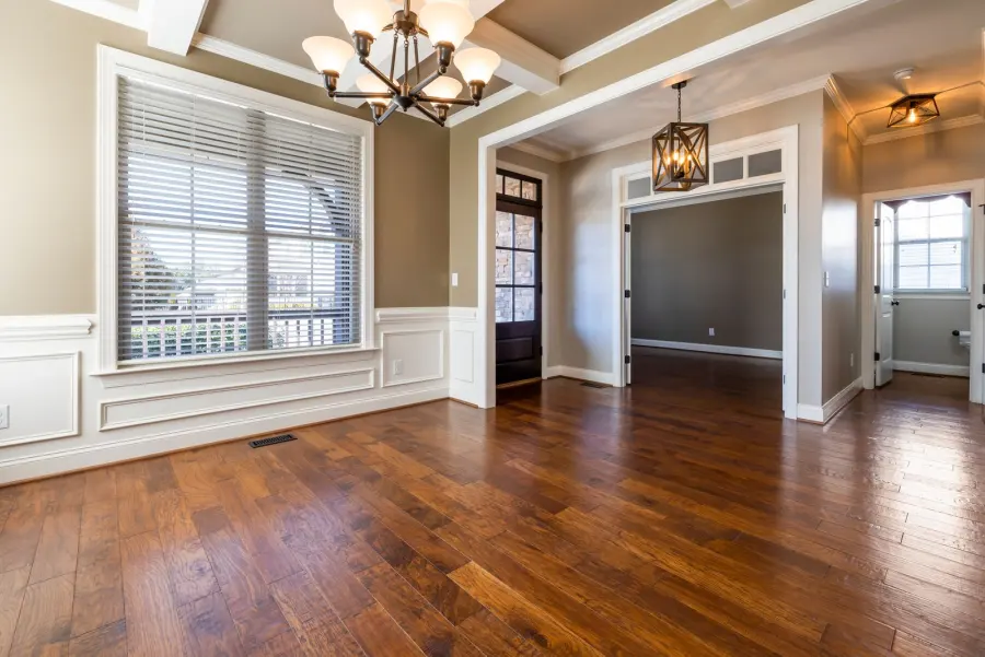 Pièce avec parquet bois et lumière naturelle