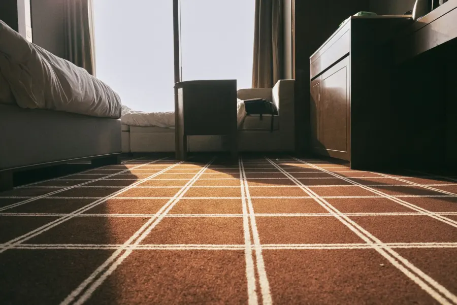 Chambre avec sol souple et lumière rasante